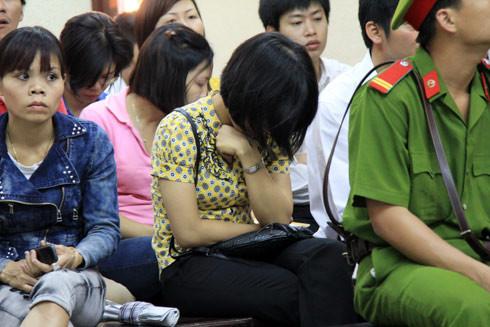 Vợ nạn nhân Nhường (áo hoa vàng) không cầm được nước mắt khi nghe các bị cáo khai lại quá trình sát hại chồng mình. Ảnh: Vnexpress Vợ nạn nhân Nhường (áo hoa vàng) không cầm được nước mắt khi nghe các bị cáo khai lại quá trình sát hại chồng mình