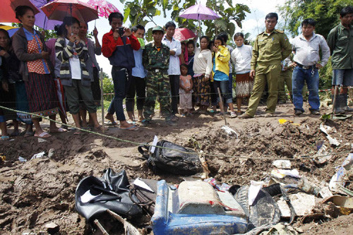 Đồ dùng của nạn nhân còn vương vãi trên mặt đất (Ảnh: Reuters). Đồ dùng của nạn nhân còn vương vãi trên mặt đất (Ảnh: Reuters)