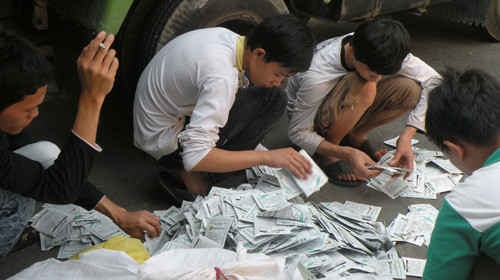 Thuốc bảo vệ thực vật giả bị Công an TP.HCM bắt giữ tháng 3-2011. Ảnh: B.H.