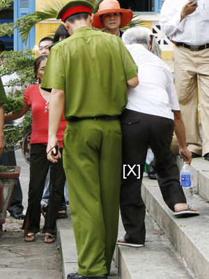 Ông Lê Minh Châu đã không thể bước ra khỏi tòa lên xe áp giải vì sức khỏe già yếu - Ảnh T.H.V 