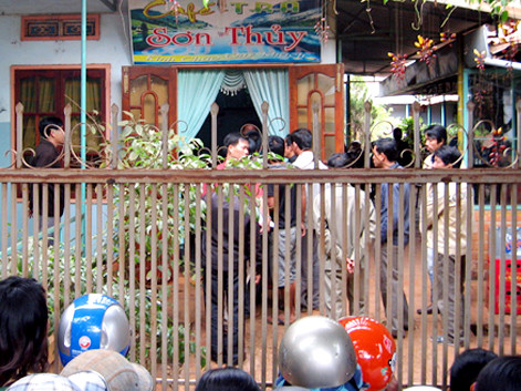 Công an đang khám nghiệm hiện trường vụ án mạng tại quán cà phê Sơn Thuỷ