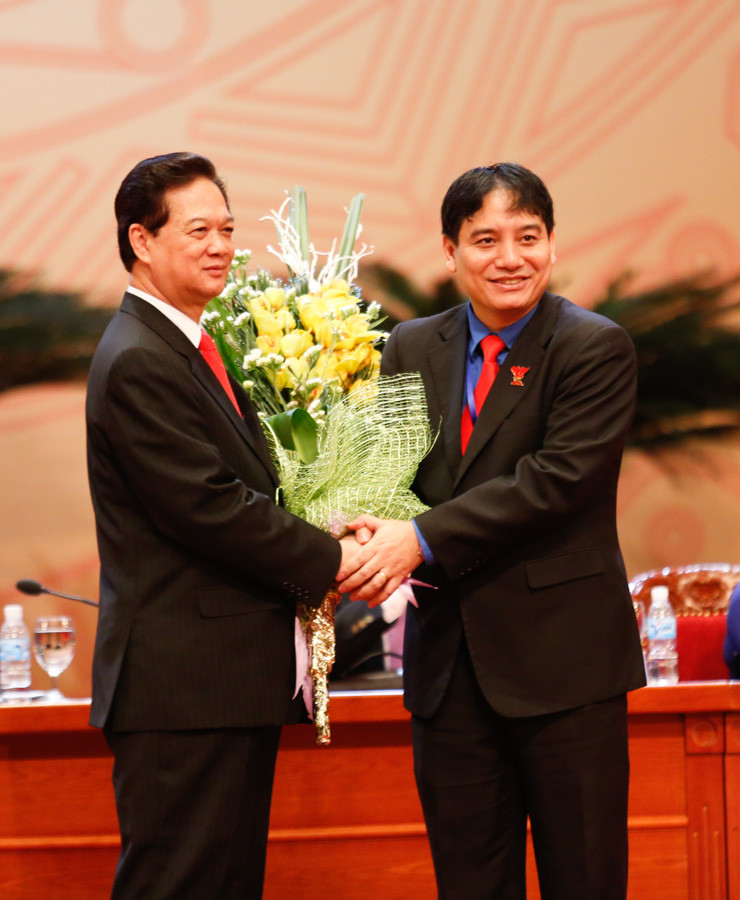 Bí thư thứ nhất T.Ư Đoàn Nguyễn Đắc Vinh (bên phải) tặng hoa cảm ơn Thủ tướng Chính phủ Nguyễn Tấn Dũng. Ảnh: Hồng Vĩnh. Bí thư thứ nhất T.Ư Đoàn Nguyễn Đắc Vinh (bên phải) tặng hoa cảm ơn Thủ tướng Chính phủ Nguyễn Tấn Dũng. Ảnh: Hồng Vĩnh