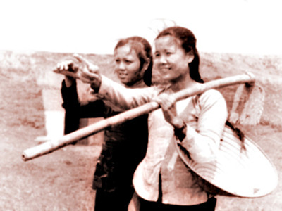Những cô gái ngày ấy đến với công trường thủy lợi theo tinh thần: “Bởi chúng mình thương bao nhiêu mảnh đất cằn, mà đời không ngại đào mấy con kênh”. (ảnh mang tính minh họa). Những cô gái ngày ấy đến với công trường thủy lợi theo tinh thần: “Bởi chúng mình thương bao nhiêu mảnh đất cằn, mà đời không ngại đào mấy con kênh”. (ảnh mang tính minh họa).