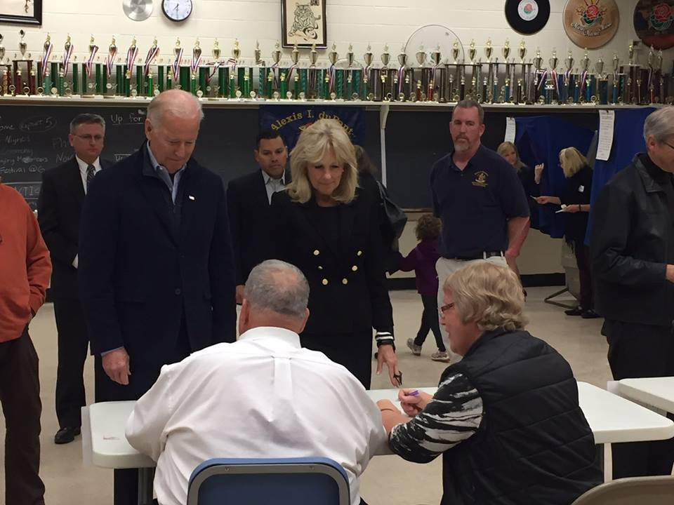 Ông Donald Trump cùng vợ đi bỏ phiếu ảnh 8