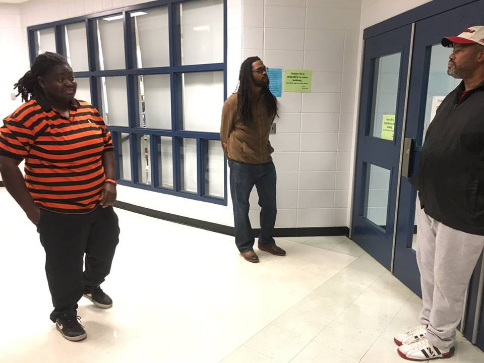 Ông Donald Trump cùng vợ đi bỏ phiếu ảnh 17