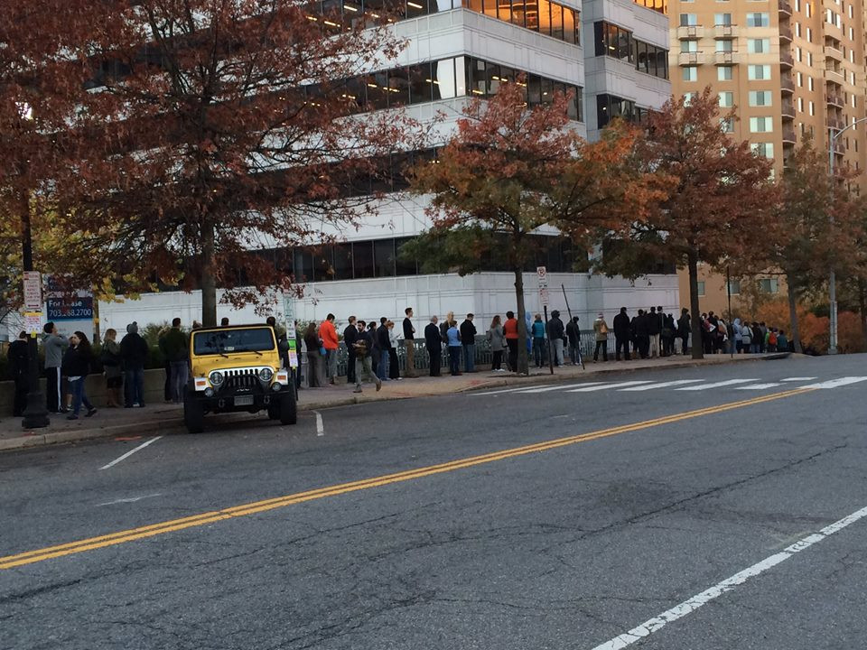 Ông Donald Trump cùng vợ đi bỏ phiếu ảnh 14