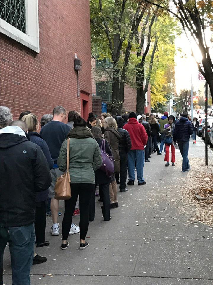 Ông Donald Trump cùng vợ đi bỏ phiếu ảnh 15