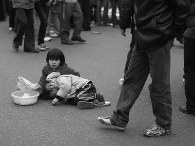 Hai trong số nhiều em bé ăn xin ở Hội Lim. Ảnh: Vnphoto. Hai trong số nhiều em bé ăn xin ở Hội Lim. Ảnh: Vnphoto