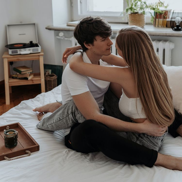 Chúng tôi nhanh chóng bị hút bởi đối phương, chúng tôi ngủ chung bất cứ lúc nào có cơ hội gặp nhau.