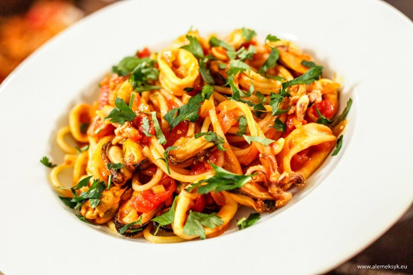 Suất spaghetti xào thịt hoặc hải sản nhẹ bụng, giàu năng lượng.