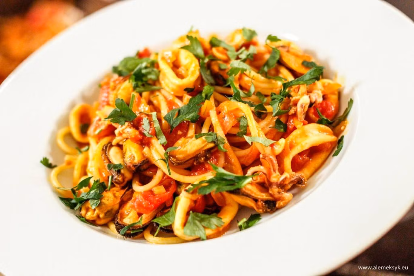 Suất spaghetti xào thịt hoặc hải sản nhẹ bụng, giàu năng lượng.