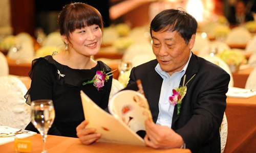 Kelly Zong bên bố, tỷ phú Zong Qinghou. Ảnh: celebritynetworth