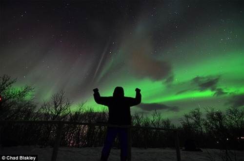 Cực quang ở phía Nam Iceland Cực quang ở gần thành phố Trondheim Nauy Cực quang ở gần thành phố Tromsoe, Bắc Nauy Hình ảnh cực quang ở Alnwick, Northumberland, Vương quốc Anh – nơi cực quang hiếm xuất hiện Vùng đất hoang Pennine tại vùng biên giới giữa County Durham và North Yorkshire Thị trấn Lakselv ở Porsanger Fjord, Nauy Donegal, Ireland