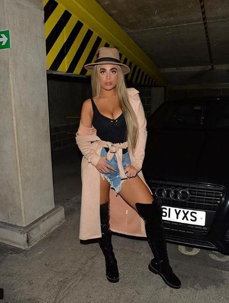 Katie Salmon vóc dáng tròn đầy gợi cảm với áo tắm 2 mảnh ảnh 10