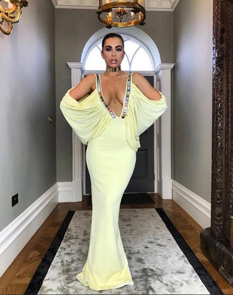 Katie Salmon vóc dáng tròn đầy gợi cảm với áo tắm 2 mảnh ảnh 6