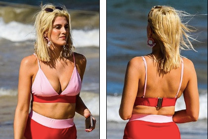 Ashley James phô đường cong nảy nở trên bãi biển ảnh 4