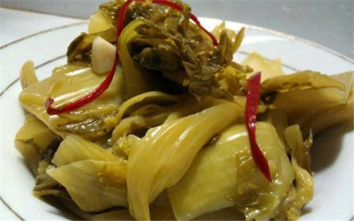 Tuyệt đối không ăn dưa cà muối xổi, đặc biệt không ăn cùng mắm tôm vì chúng sẽ tạo điều kiện sản sinh ra độc tố nitrosamine gây nguy cơ ung thư dạ dày. (Ảnh minh họa)