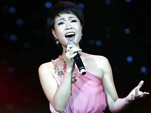 Ca sĩ Uyên Linh có bị Tùng Dương lật ngược 'ván cờ'?. Ca sĩ Uyên Linh có bị Tùng Dương lật ngược 'ván cờ'?