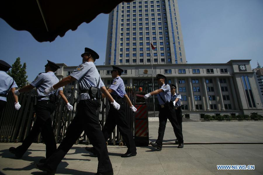 Cảnh sát tuần tra bên ngoài tòa án. Đội ngũ cảnh sát tuần tra bên ngoài tòa án