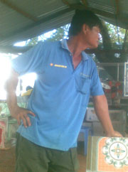 Gã không muốn ai đó hỏi về thời 