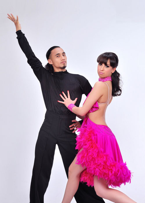 Người đẹp Vũ Thu Phương hứa hẹn sẽ có những vũ điệu sôi động với bạn nhảy Tihomir Romanov Gavrilov Cặp bạn nhảy Huy Khánh - Tsveta Krasimirova Tsocheva Nữ ca sỹ Thủy Tiên và bạn nhảy Petyo Dimitrov Toyanov Người đẹp Kim Hiền và bạn nhảy Daniel Nikolov Denev Nguyên Vũ liệu có nhận được nhiều đề cử của các khán giả trẻ trên sàn khiêu vũ? Anh Khoa và bạn nhảy Iva Ludmilova Grigorova Hứa Vĩ Văn sẽ thử tài khiêu vũ bên cạnh Anna Nikolaeva Sidova Đại Nghĩa và "đối tác" Valeriya Nikolaeva Bozukova sẽ vào cuộc ở "Bước nhảy hoàn vũ 2011" Nữ ca sỹ Thu Minh được đánh giá là một ứng cử viên nặng ký ở cuộc thi năm nay Diễn viên Thanh Thúy