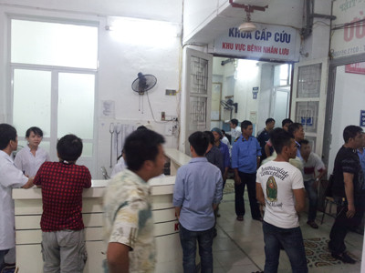 Phòng cấp cứu chật kín người nhà Phạm Ngọc Khánh