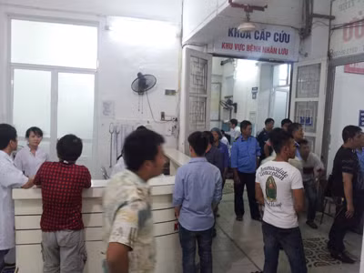 Phòng cấp cứu chật kín người nhà Phạm Ngọc Khánh