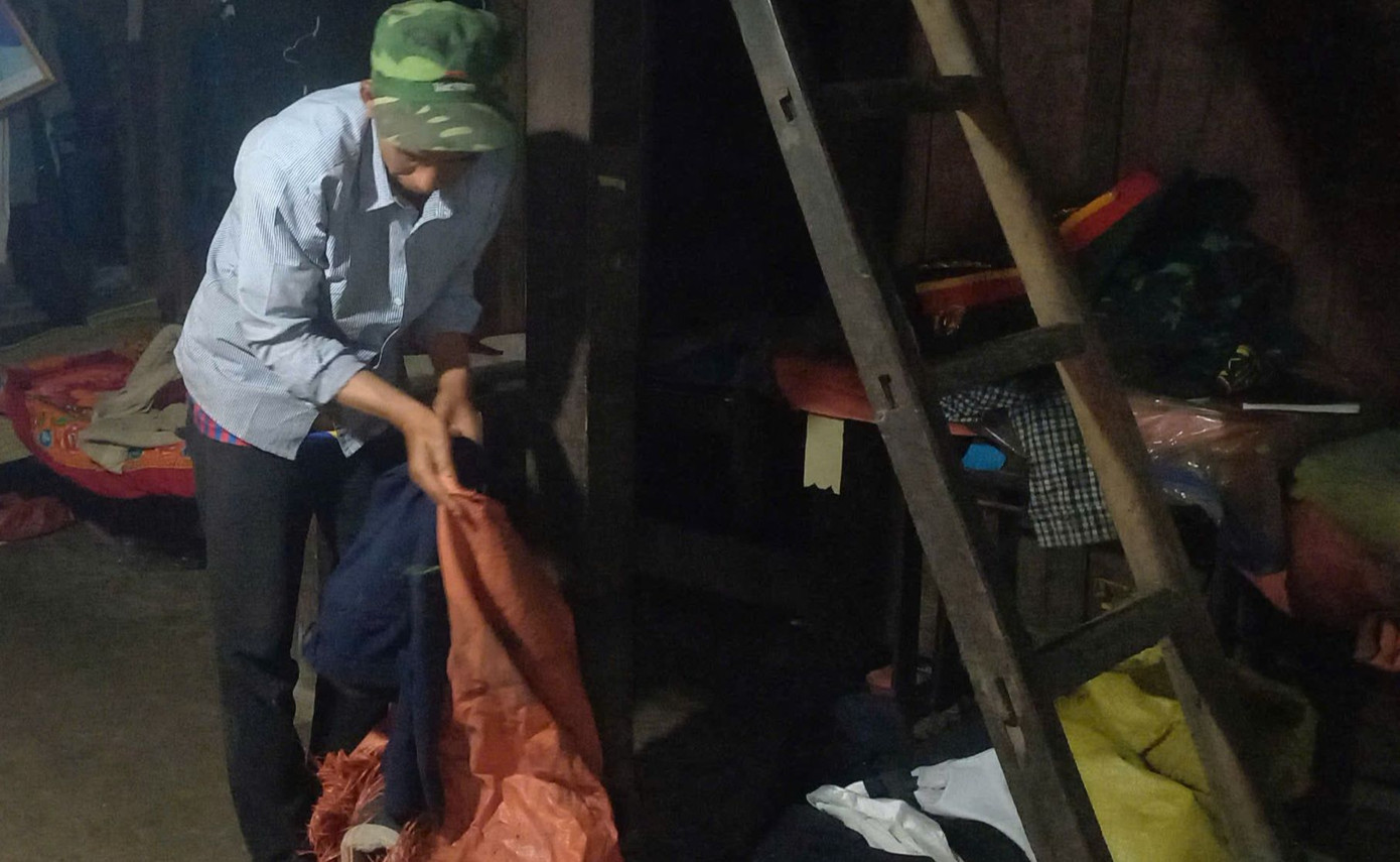 Anh Phàn Phủ Khẩu gấp những bộ quần áo, di vật duy nhất còn sót lại để chôn cùng người thân trong tang lễ. Anh Phàn Phủ Khẩu gấp những bộ quần áo, di vật duy nhất còn sót lại để chôn cùng người thân trong tang lễ.