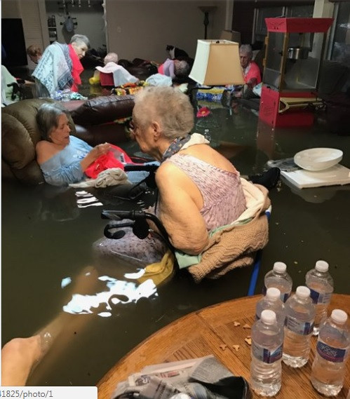 Hàng ngàn người dân Houston kẹt trong nước lũ ảnh 2