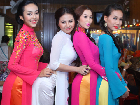 Các người đẹp nhí nhảnh trong hậu trường