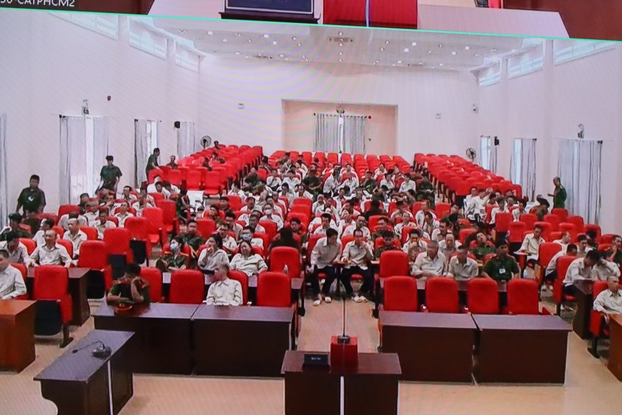 Phòng xử án tại Trại tạm giam T30 (Củ Chi). Ảnh: Tân Châu (chụp qua màn hình sáng nay). Phòng xử án tại Trại tạm giam T30 (Củ Chi). Ảnh: Tân Châu (chụp qua màn hình sáng nay).