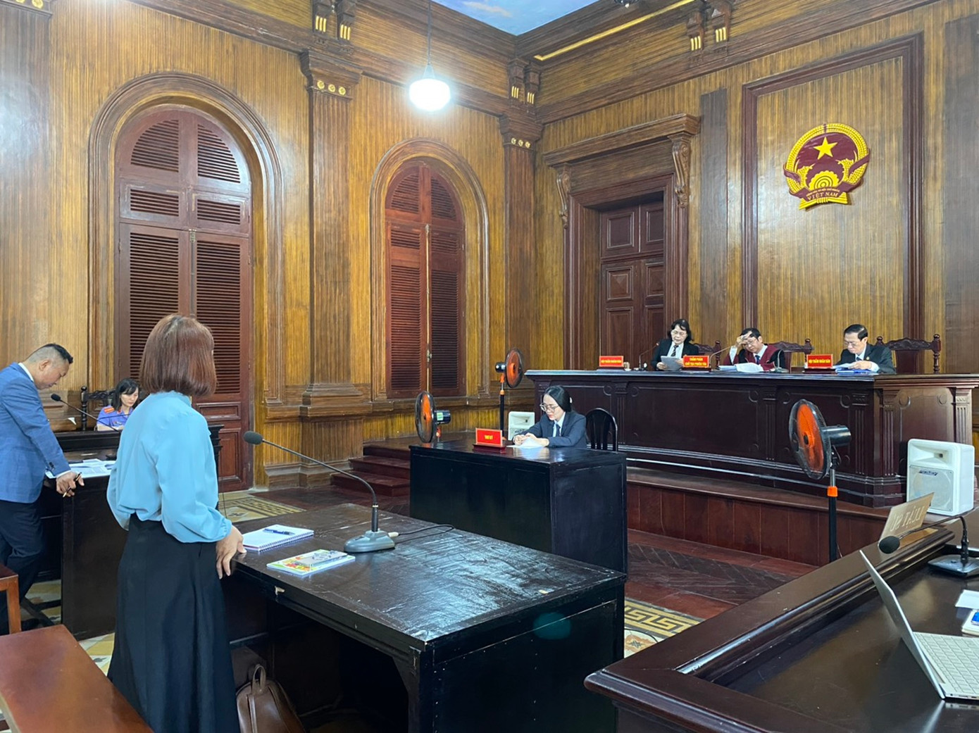 Một góc phòng xử án của phiên tòa xét xử vụ tranh chấp tài sản giữa cựu siêu mẫu Ngọc Thúy và đại gia Đức An. Một góc phòng xử án của phiên tòa xét xử vụ tranh chấp tài sản giữa cựu siêu mẫu Ngọc Thúy và đại gia Đức An.