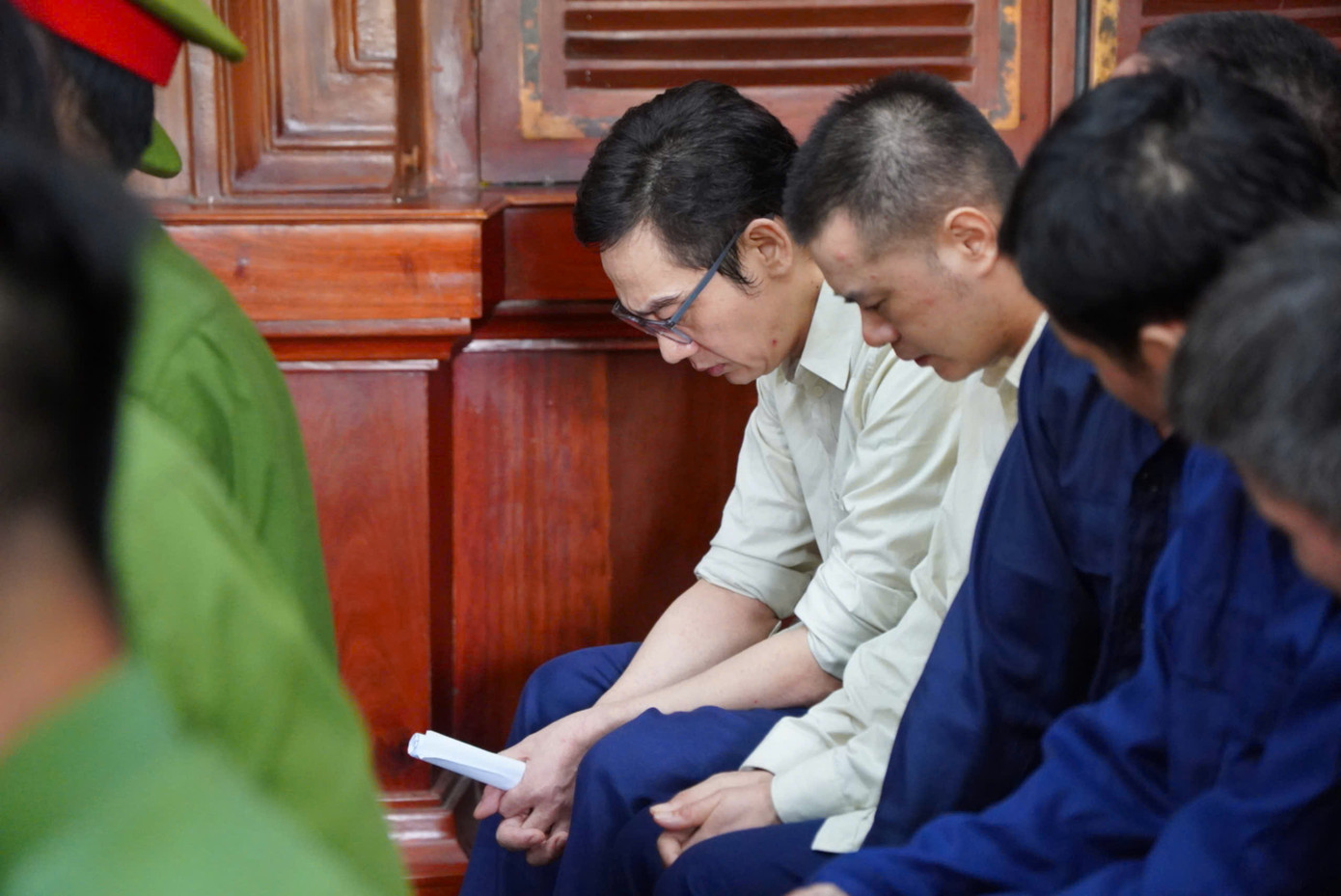 Bị cáo Trịnh Văn Hưng (đeo kính) tại phiên tòa. Bị cáo Trịnh Văn Hưng (đeo kính) tại phiên tòa.