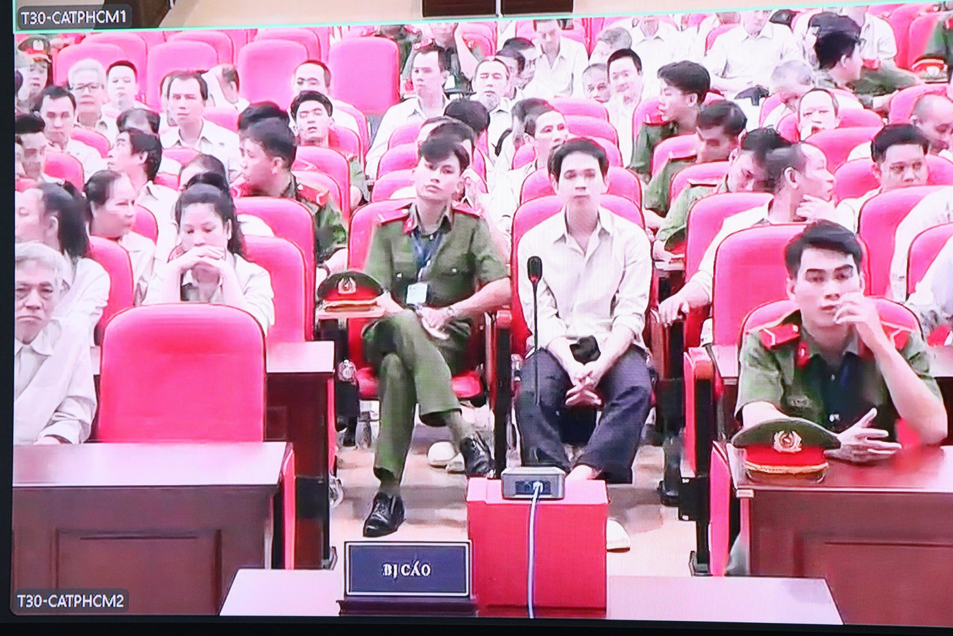 Các bị cáo tại Trại giam T30 (Củ Chi) sáng nay 1/8. Ảnh: Tân Châu (chụp qua màn hình). Các bị cáo tại Trại giam T30 (Củ Chi) sáng nay 1/8. Ảnh: Tân Châu (chụp qua màn hình).