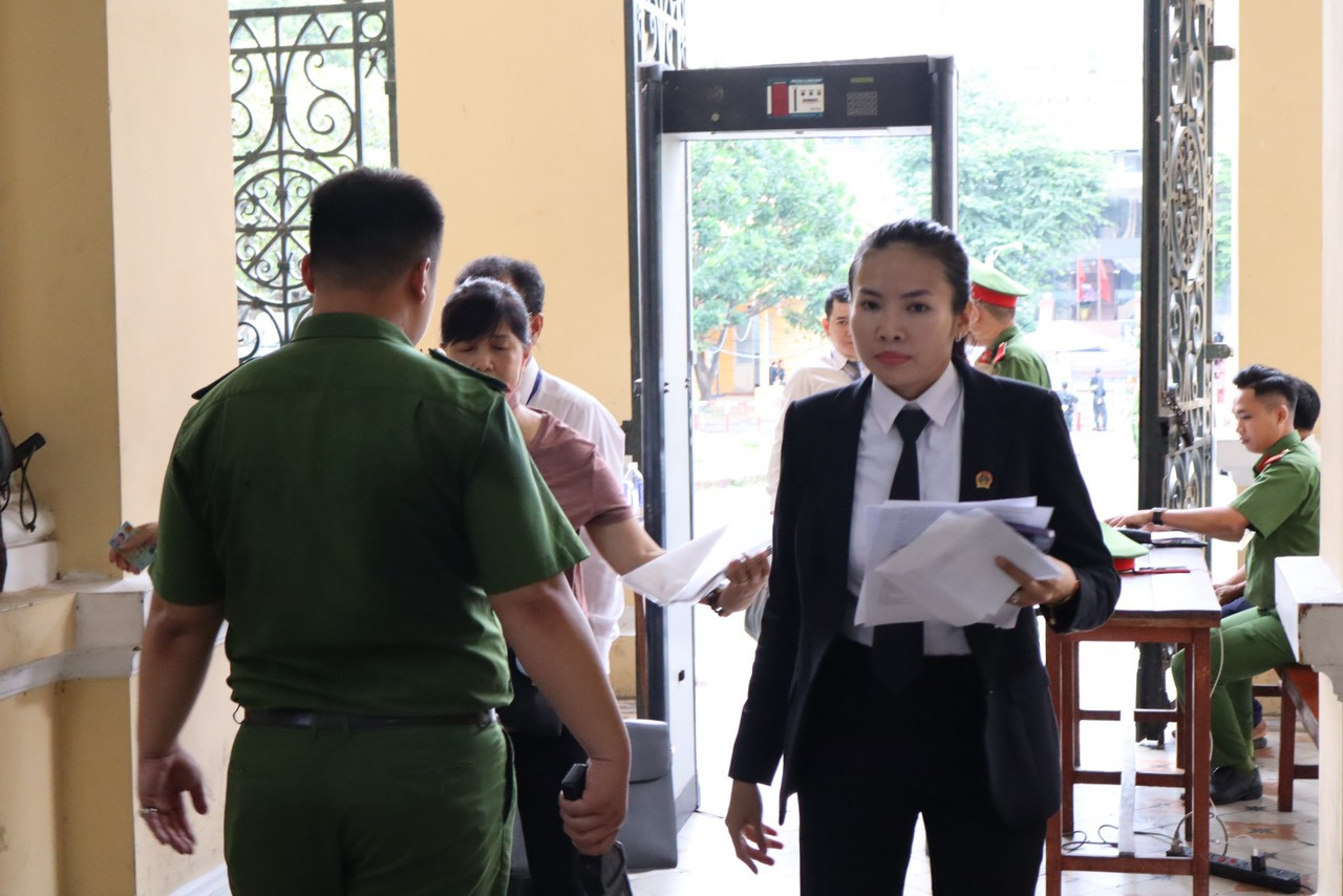 Bà Nguyễn Thị Kiều Trang, cán bộ TAND TPHCM hướng dẫn người tham dự phiên tòa sáng nay 6/8. Ảnh: Tân Châu. Bà Nguyễn Thị Kiều Trang, cán bộ TAND TPHCM hướng dẫn người tham dự phiên tòa sáng nay 6/8. Ảnh: Tân Châu.