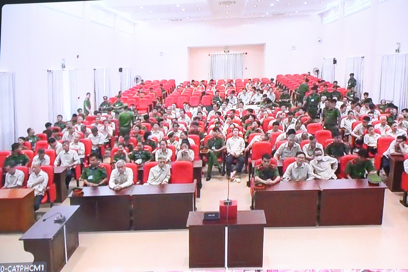 Phòng xử án đặt ở Trạm giam T30 (Củ Chi) sáng nay. Ảnh: Tân Châu (chụp qua màn hình). Phòng xử án đặt ở Trạm giam T30 (Củ Chi) sáng nay. Ảnh: Tân Châu (chụp qua màn hình).