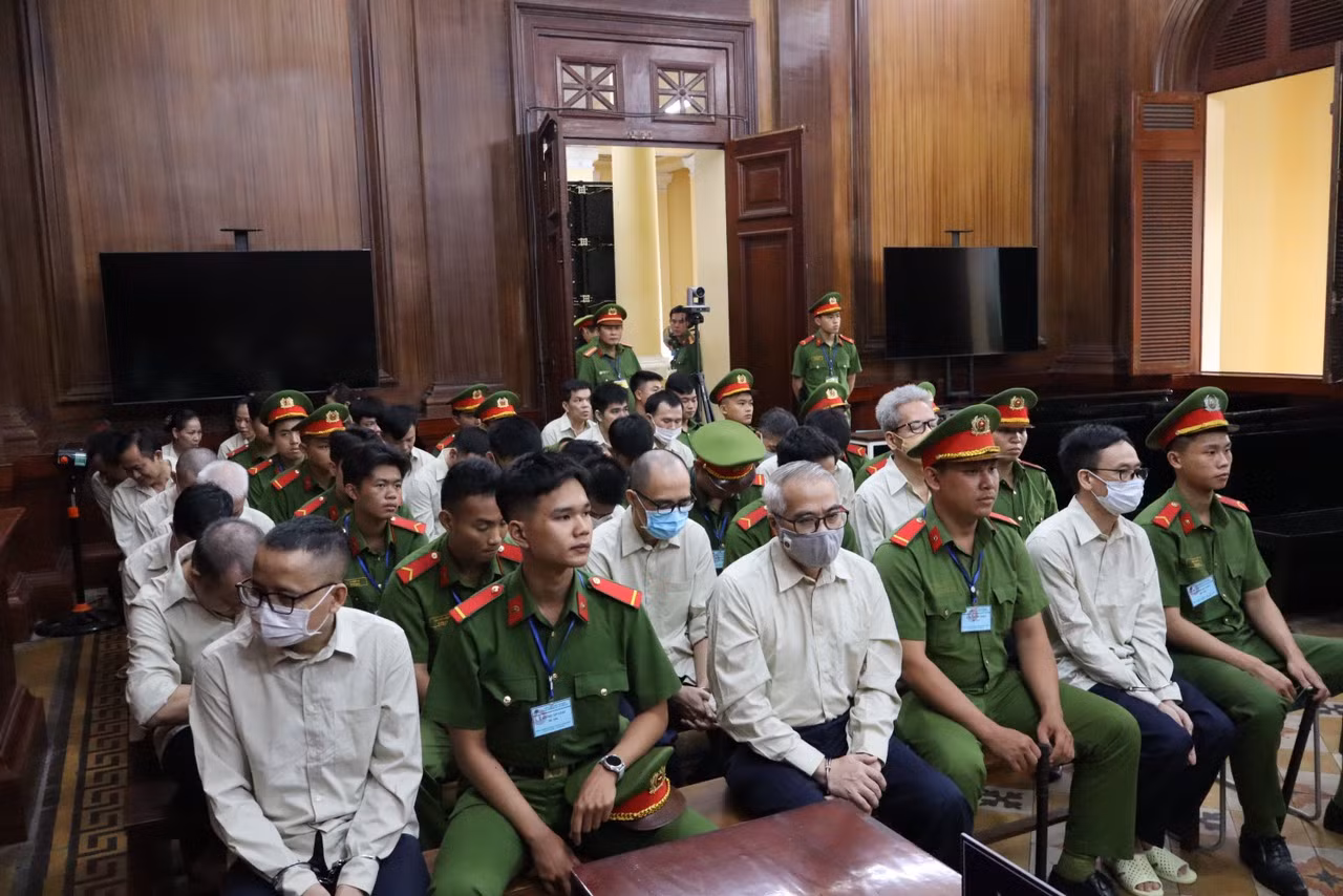 Các bị cáo tại phiên tòa sáng nay 6/8. Ảnh: Tân Châu