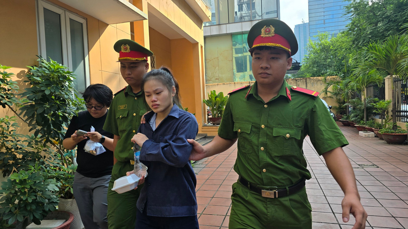 Dẫn giải bị cáo Phạm Huỳnh Nhật Vi vào phòng xử án.