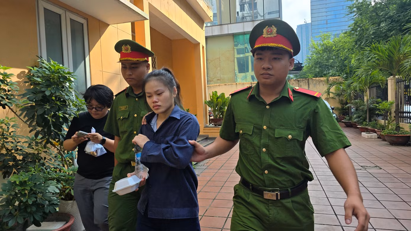 Dẫn giải bị cáo Phạm Huỳnh Nhật Vi vào phòng xử án.