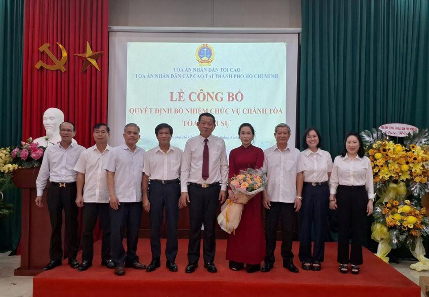 Hội đồng thẩm phán TAND cấp cao tại TPHCM tặng hoa chúc mừng tân chánh tòa Tòa Hình sự TAND cấp cao tại TPHCM Phạm Thị Duyên.