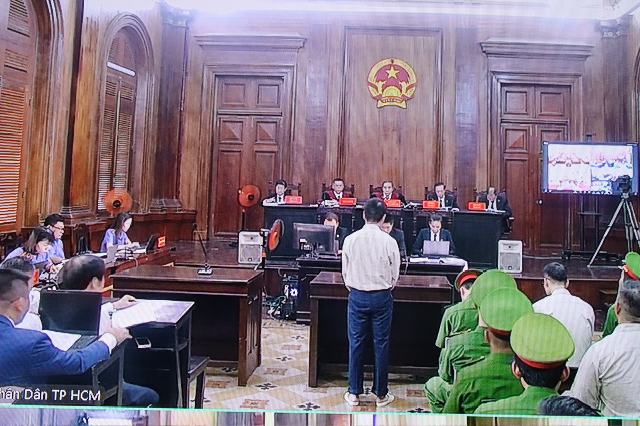 Bị cáo thuộc nhóm Phòng Tàu sông Cục ĐKVN trả lời thẩm vấn HĐXX sáng nay 1/8. Ảnh: Tân Châu (chụp qua màn hình). Bị cáo thuộc nhóm Phòng Tàu sông Cục ĐKVN trả lời thẩm vấn HĐXX sáng nay 1/8. Ảnh: Tân Châu (chụp qua màn hình).