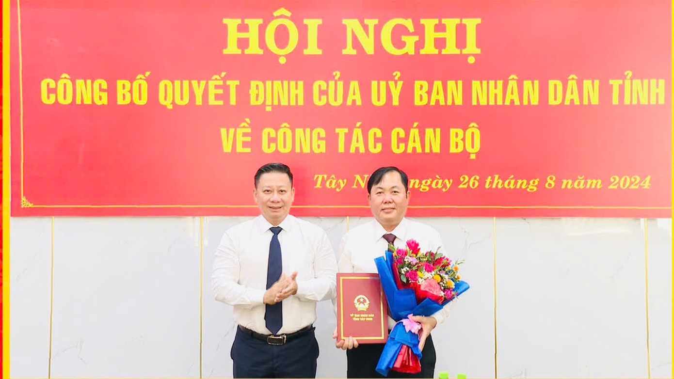 Ông Trương Văn Hùng (phải) tại buổi lễ sáng 26/8. Ảnh: TTV11