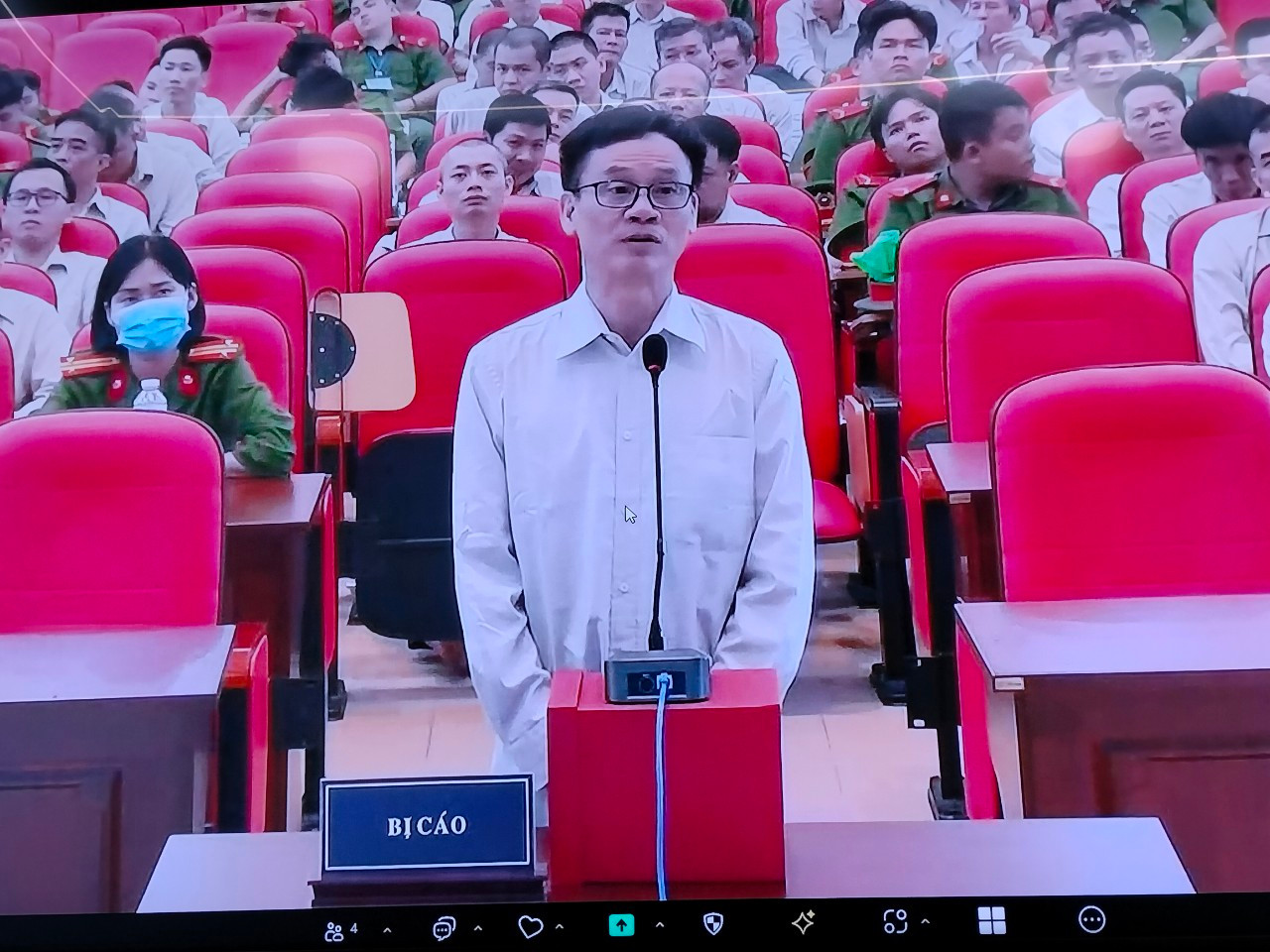 Bị cáo Trần Kỳ Hình tại phiên tòa sáng nay 8/8. Ảnh: Tân Châu.