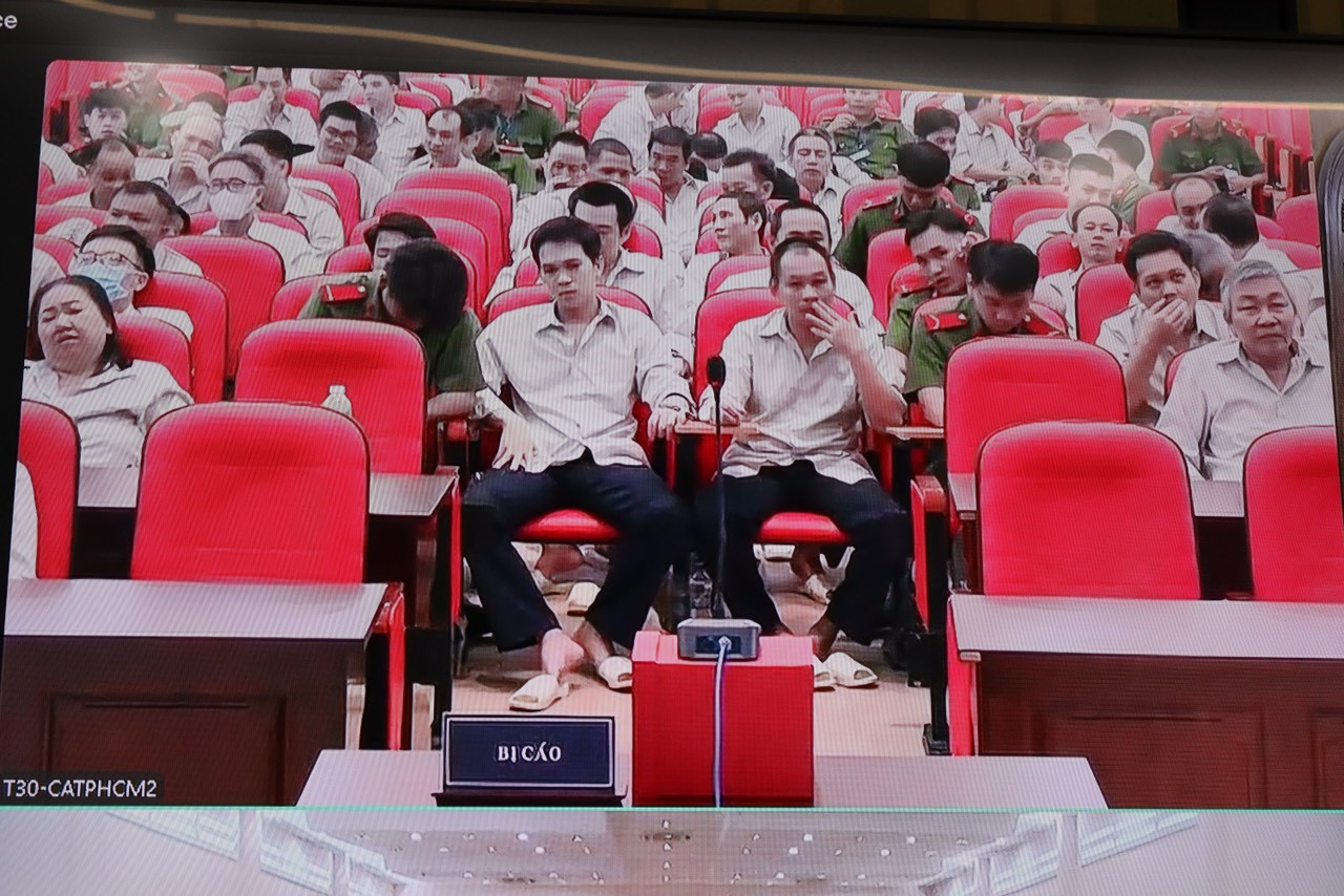 Các bị cáo tại Trại tạm giam T30 (Củ Chi). Ảnh: Tân Châu (chụp qua màn hình sáng nay) Các bị cáo tại Trại tạm giam T30 (Củ Chi). Ảnh: Tân Châu (chụp qua màn hình sáng nay)