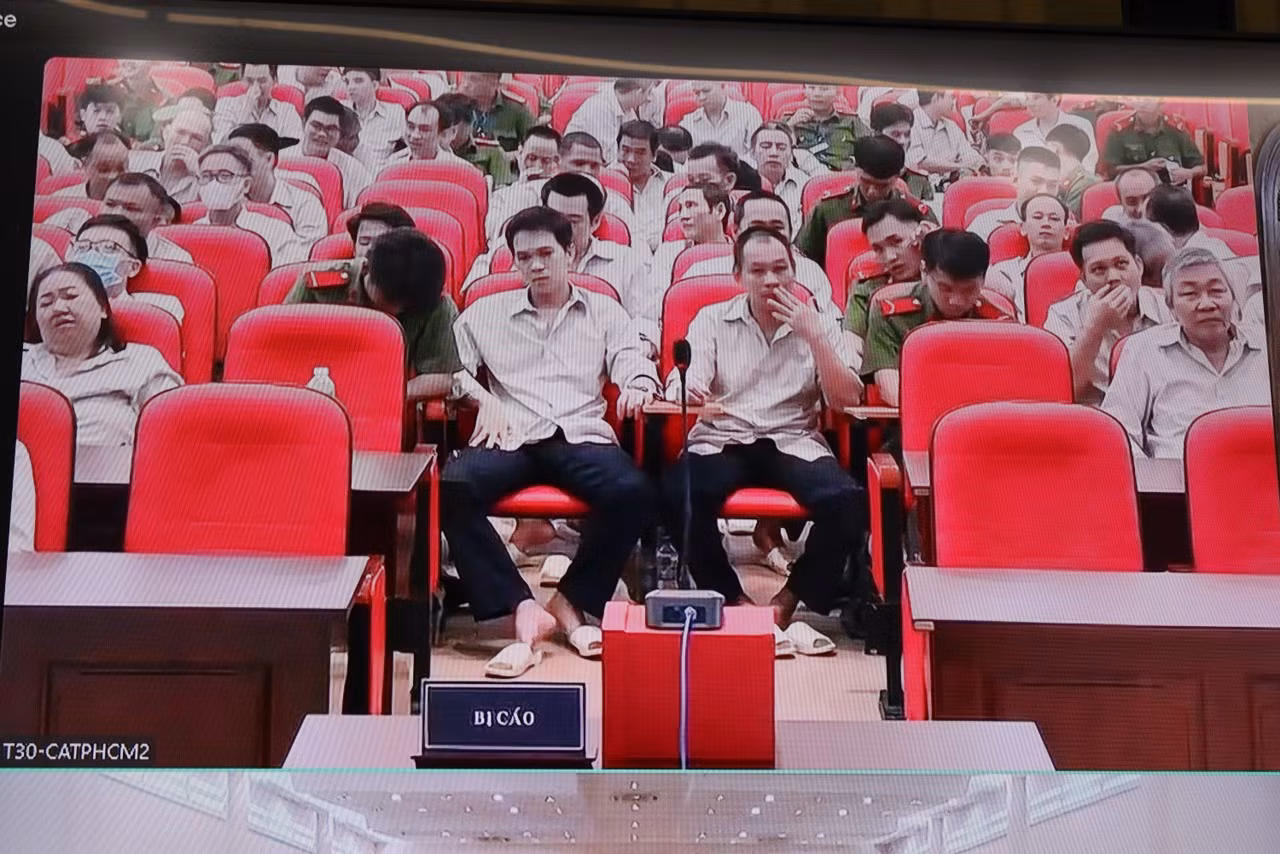 Các bị cáo tại Trại tạm giam T30 (Củ Chi). Ảnh: Tân Châu (chụp qua màn hình sáng nay)
