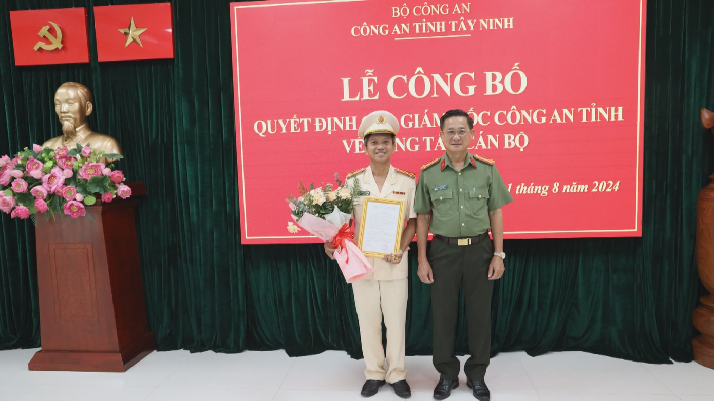 Đại tá Nguyễn Văn Trãi trao quyết định cho Thượng tá Nguyễn Quốc Vinh. Ảnh: TTV11. Đại tá Nguyễn Văn Trãi trao quyết định cho Thượng tá Nguyễn Quốc Vinh. Ảnh: TTV11.