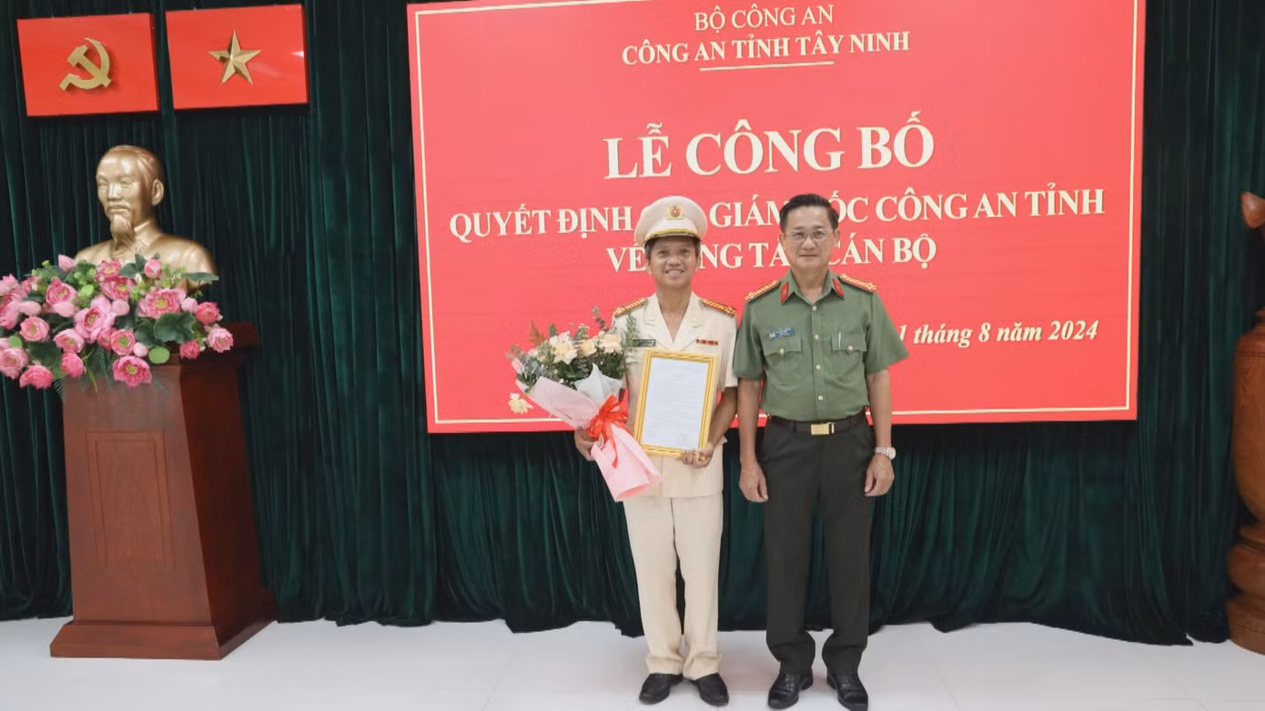 Đại tá Nguyễn Văn Trãi trao quyết định cho Thượng tá Nguyễn Quốc Vinh. Ảnh: TTV11.