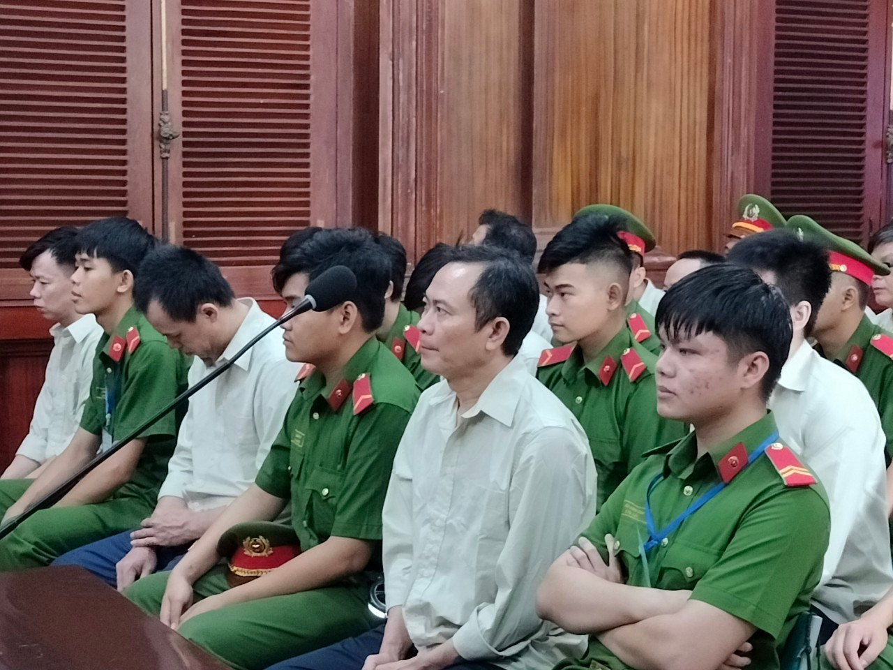 Các bị cáo tại phiên tòa sáng nay 8/8. Ảnh: Tân Châu
