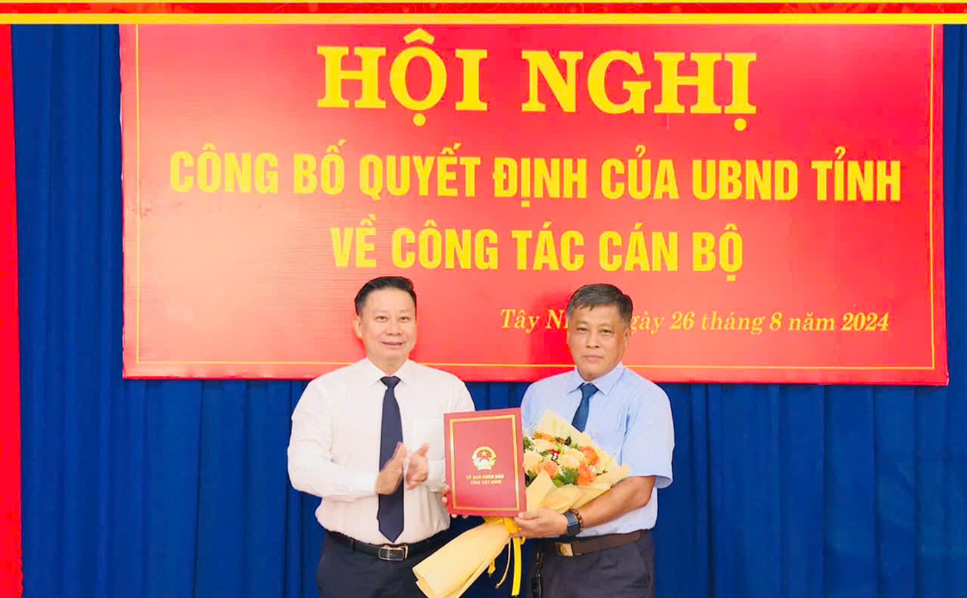 Ông Lê Anh Tuấn (phải) nhận quyết định điều động của UBND tỉnh Tây Ninh vào sáng 26/8. Ảnh: TTV11.