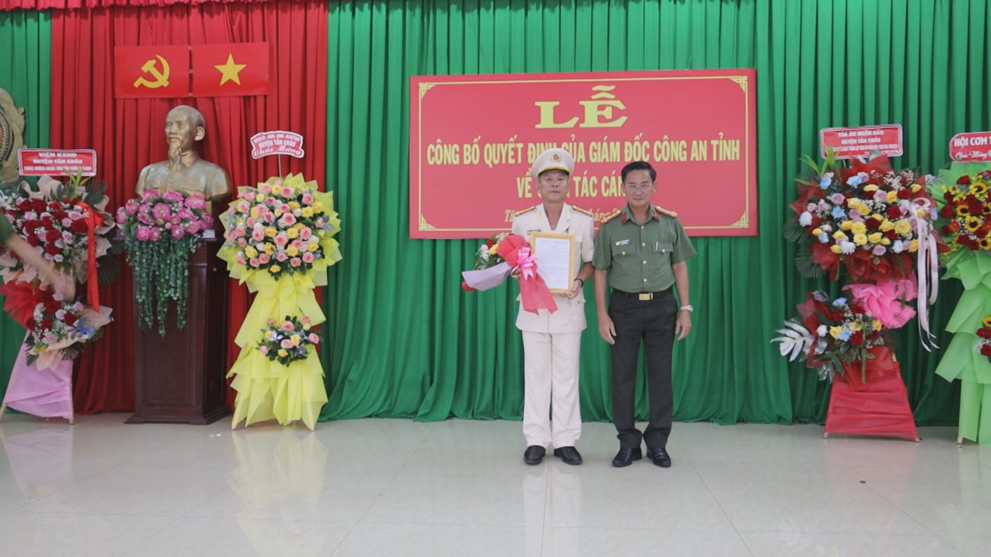 Đại tá Nguyễn Văn Trãi trao quyết định cho Thượng tá Lê Minh Tùng. Ảnh: TTV11 Đại tá Nguyễn Văn Trãi trao quyết định cho Thượng tá Lê Minh Tùng. Ảnh: TTV11